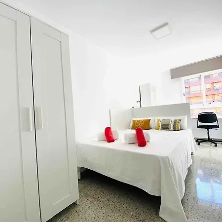 Spacious & Bright Flat Near The Walencja